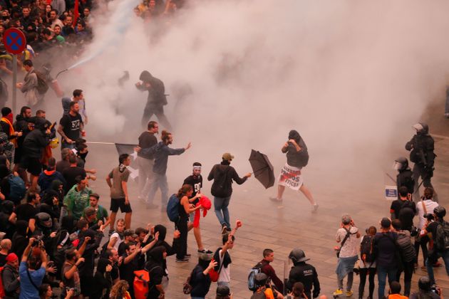 Protesters clash with Spanish policemen outside El Prat airport in Barcelona on October 14, 2019 as thousands of angry protesters took to the streets after Spain's Supreme Court sentenced nine Catalan separatist leaders to between nine and 13 years in jail for sedition over the failed 2017 independence bid. - As the news broke, demonstrators turned out en masse, blocking streets in Barcelona and elsewhere as police braced for what activists said would be a mass response of civil disobedience. (Photo by Pau Barrena / AFP) (Photo by PAU BARRENA/AFP via Getty Images)