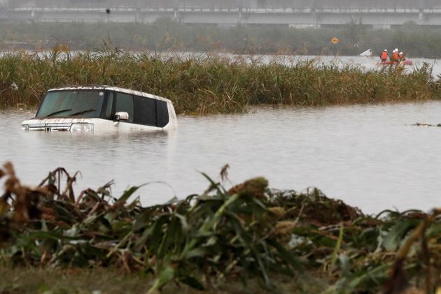 나가노현 시나노강의 범람으로 수몰된 차량. 10월 14일.
