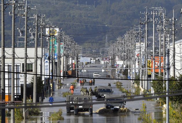 나가노현 시나노강(치쿠마강으로도 불림)의 범람으로 수몰된 주거지. 10월 13일.