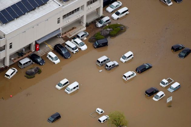미야기현 마루모리정의 차량들이 범람한 강물에 잠겼다. 10월 14일. 