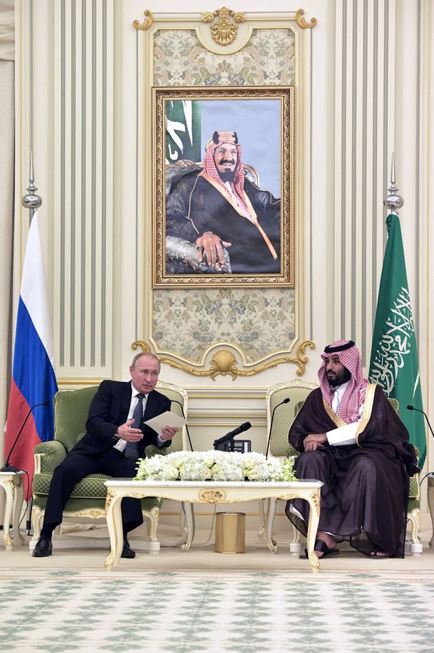 Russian President Vladimir Putin and Saudi Arabia's Crown Prince Mohammed bin Salman attend a meeting in Riyadh, Saudi Arabia, October 14, 2019.  Sputnik/Alexei Nikolsky/Kremlin via REUTERS ATTENTION EDITORS - THIS IMAGE WAS PROVIDED BY A THIRD PARTY.     TPX IMAGES OF THE DAY