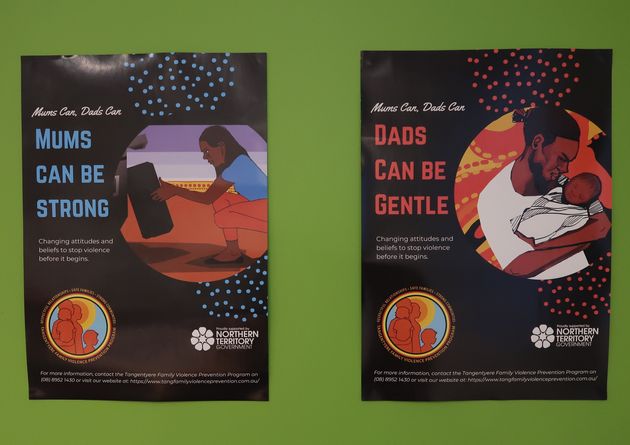 성역할 편견에서 벗어남으로써 폭력을 방지할 수 있다는 내용의 호주 노던준주정부 캠페인 포스터. [왼쪽] '엄마들도 강할 수 있어요' [오른쪽] '아빠들도 부드러울 수 있어요'