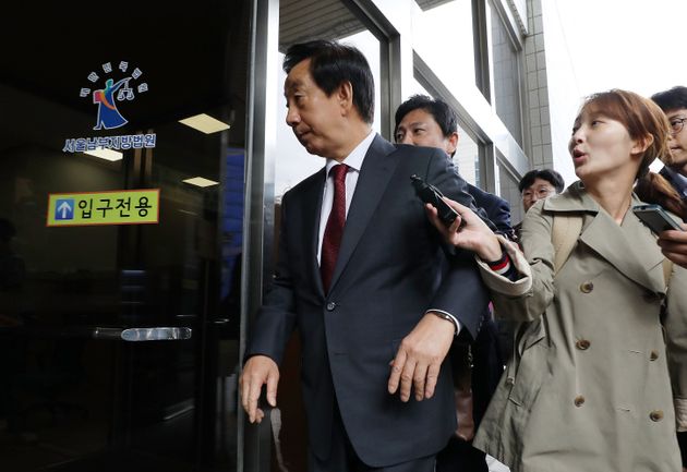 '딸 KT 채용청탁' 혐의를 받고 있는 김성태 자유한국당 의원이 18일 오전 서울 양천구 남부지법에서 열린 3차 공판에 출석하고 있다.