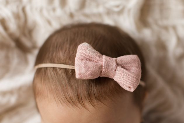 '핑크색 머리띠를 안 하면 여자애인 걸 어떻게 알아'라며 아기에게 머리띠를 씌워주는 경우를 흔히 볼 수 있다.