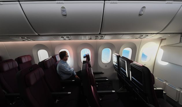 Q7879편 시험비행에 동행한 콴타스항공 CEO 앨런 조이스가 좌석에 앉아있다.