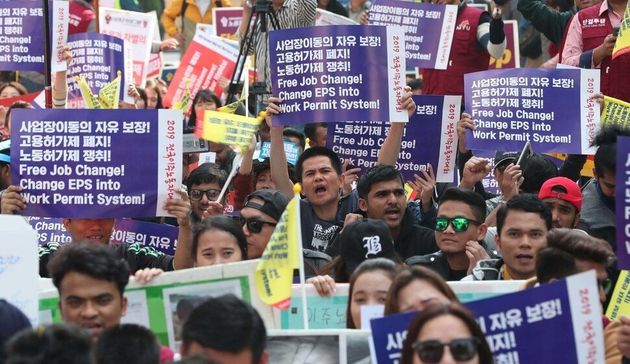 네팔, 방글라데시 등에서 온 이주노동자들이 20일 오후 서울 중구 서울파이낸스센터 앞에서 열린 2019 전국이주노동자대회에서 사업장 이동의 자유와 노동 3권 보장 등을 요구하는 구호를 외치고 있다. 이들은 대회를 마친 뒤 청와대 앞까지 행진했다.