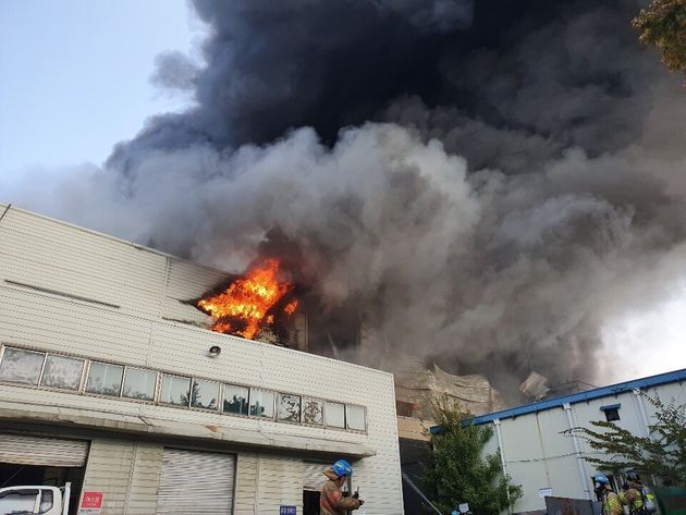 21일 오전 11시51분께 인천시 남동구 고잔동 한 마스크팩 제조공장에서 불이 나 신고를 받고 출동한 소방이 대응 2단계를 발령하고 진화작업을 벌이고 있다