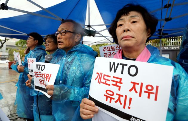 농민의 길 활동가들이 7일 오전 서울 종로구 세종대로 정부서울청사 앞에서 투쟁 선포 기자회견을 하고 있다.