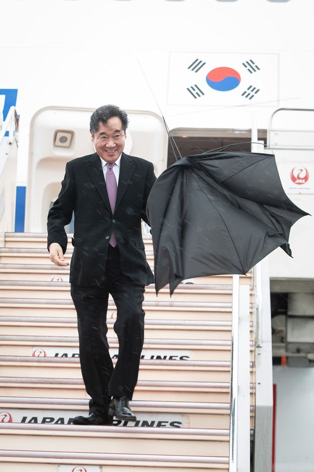 나루히토(德仁) 일왕 즉위식 참석차 일본을 방문한 이낙연 국무총리가 22일 일본 하네다공항에 도착하고 있다.
