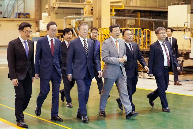 문재인 대통령이 24일 오후 군산시 (주)명신 프레스 공장에서 열린 ‘전북 군산형 일자리 상생협약식’에 참석하기 위해 참석자들과 입장하고 있다.