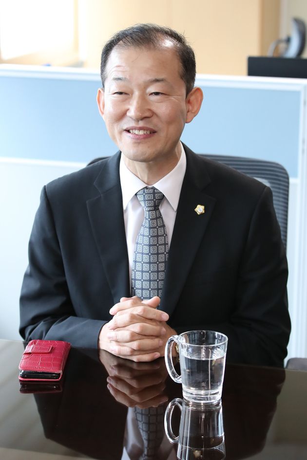 공무원 호통'과 'SNS 생중계'로 갑질논란을 일으킨 대구 서구의회 민부기 의원(더불어민주당)이 25일 서구청 건축주택과 사무실에서 전국공무원노조 대구경북본부 서부지부(이하 전공노) 피해 공무원 2명에게 사과하기에 앞서 이야기를 나누고 있다.&nbsp;