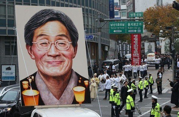 2016년 11월5일 오전 서울 중구 명동성당에서 열린 백남기 농민 장례 미사를 마친 운구행렬이 노제가 열리는 서린사거리를 향해 행진을 시작하고 있다.
