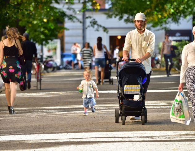 스톡홀름 마리아광장에서 유아차를 밀고 다니는 사람들.