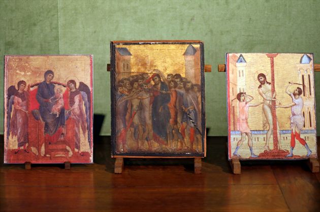 '조롱당하는 예수'는 1280년께 그려진 치마부에의 디프티카의 일부로 확인됐다. 위 사진에 보이는 왼쪽 그림이 ‘성모와 예수 그리고 두 천사’이며, 오른쪽이 ‘채찍질 당하는 예수’다.