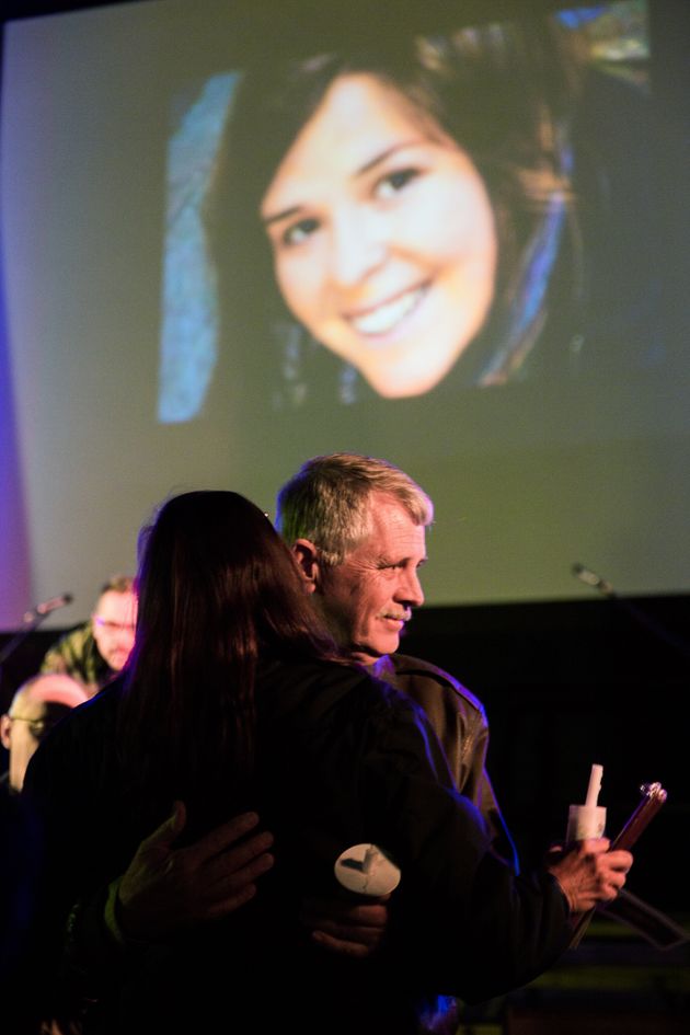 2015년 2월 케일라 뮬러의 사망 소식이 전해진 후 애리조나에서 열린 케일라의 추도 촛불 행사에서 부친 칼 뮬러가 추모객들의 위로를 받고 있다.