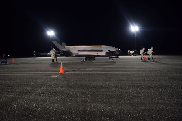 임무를 마치고 지난 27일 우주에서 귀환한 무인 궤도 비행선 X-37B의 모습.