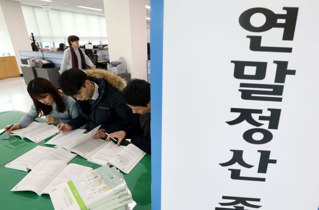 2018년 1월 15일 국세청 연말정산 간소화 서비스를 위해 서울 종로세무서에서 직원들이 분주하게 움직이고 있다.
