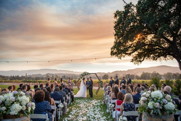 펄랜드 커플의 결혼식 사진. 뒷편으로 흐린 하늘은 안개나 사진 효과가 아니라 산불 현장에서 흘러오는 연기다.