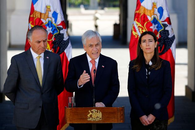 세바스티안 피녜라 칠레 대통령(가운데)이 기자회견을 열고 있다. 