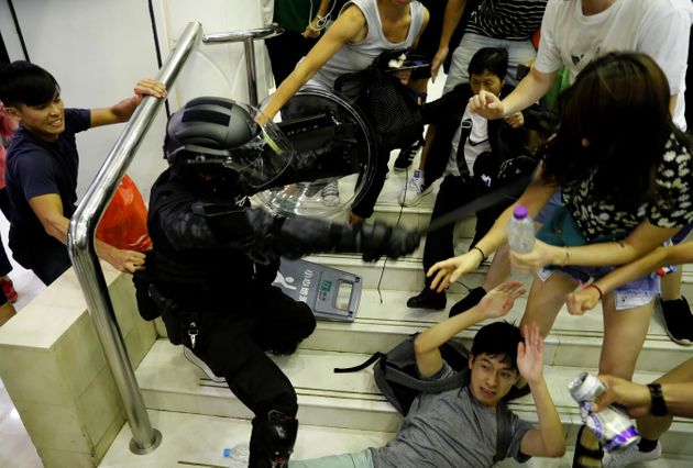 A riot police officer scuffles with protesters as he tries to detain a protester at a shopping mall in Tai Po in Hong Kong, China November 3, 2019. REUTERS/Kim Kyung-Hoon