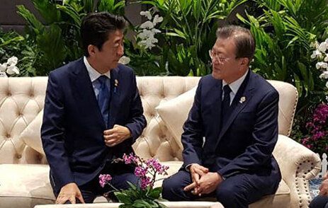 문재인 대통령과 아베 일본 총리가 4일 오전 태국 방콕 임팩트 포럼에서 아세안+3 정상회의에 앞서 환담하고 있다
