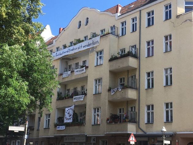독일 베를린 크로이츠베르크 지역의 어느 다세대주택으로, “누구나 살 곳이 필요하다” “미친 임대료” 등 임대료 인상에 반대하는 펼침막이 붙어 있다.