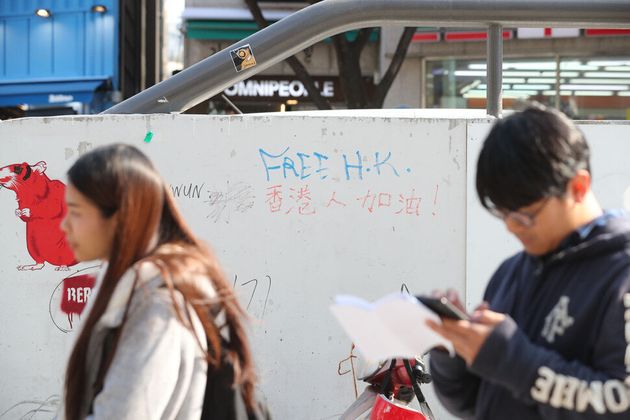 5일 오후 서울 마포구 홍대걷고싶은거리에 영어와 한자로 ‘홍콩에 자유를, 홍콩인 힘내라’라는 문구가 써 있다.