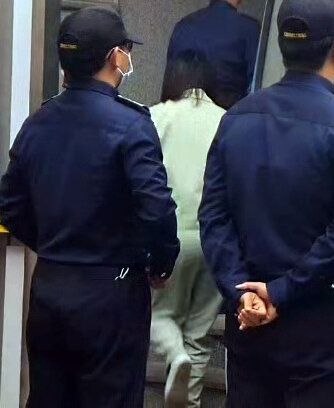 고유정이 10월 14일 오후 제주지방법원에서 열린 5차 공판에 참석하기 위해 법원에 출석하고 있다.
