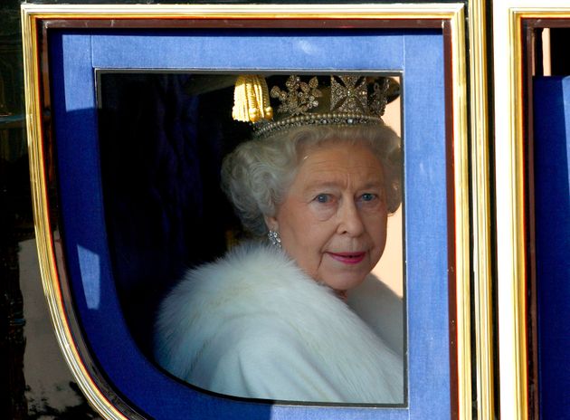 Britain's Queen Elizabeth looks out from her horse drawn carriage as she is driven from Buckingham Palace to the Palace of Westminster for the traditional opening of Parliament in London November 6, 2007.    REUTERS/Dylan Martinez     (BRITAIN)