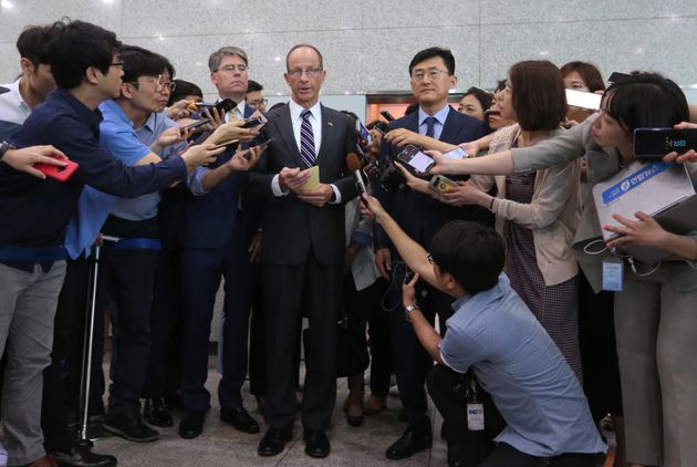 US Assistant Secretary of State for the Bureau of East Asian and Pacific Affairs David Stilwell (centre L) speaks as South Korea's Deputy Foreign Minister for Political Affairs Yoon Soon-gu (centre R) listens after a meeting with South Korean Foreign Minister Kang Kyung-wha (not pictured) at the foreign ministry in Seoul on July 17, 2019. (Photo by Ahn Young-joon / POOL / AFP)        (Photo credit should read AHN YOUNG-JOON/AFP via Getty Images)
