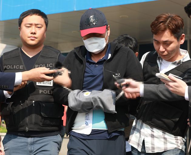 아내를 폭행해 살해한 혐의로 구속된 유승현 전 김포시의회 의장이 검찰 송치를 위해 지난 5월 23일 김포경찰서를 나서고 있다.