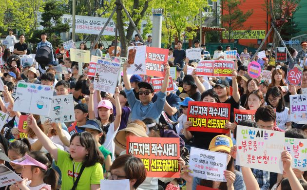 인천 서구주민들이 6월 16일 오후 인천 서구 안정사거리 공원에서 열린 '인천 서구 수돗물 사태 규탄집회'에 참석해 인천시와 상수도사업본부에 대책을 요구하며 시위를 하고 있다.