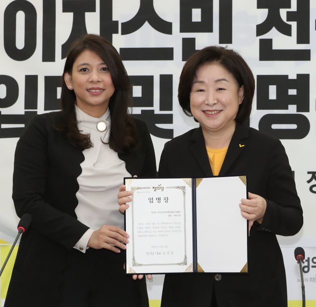 이자스민 전 국회의원이 11일 서울 여의도 국회에서 열린 정의당 입당식에서 심상정 대표로 부터 인권특별위원장 임명장을 받고 있다. 
