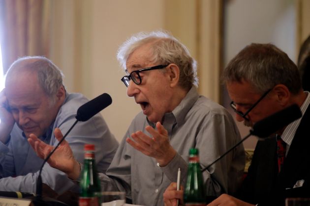 El director Woody Allen da una conferencia de prensa en La Scala, en Milán, Italia, el martes 2 de julio del 2019. Allen dirige una puesta de la ópera 'Gianni Schicchi' de Puccini que se estrena el sábado en Milán. La puesta se estrenó en Los Ángeles y hace su debut en La Scala. (AP Foto/Luca Bruno)