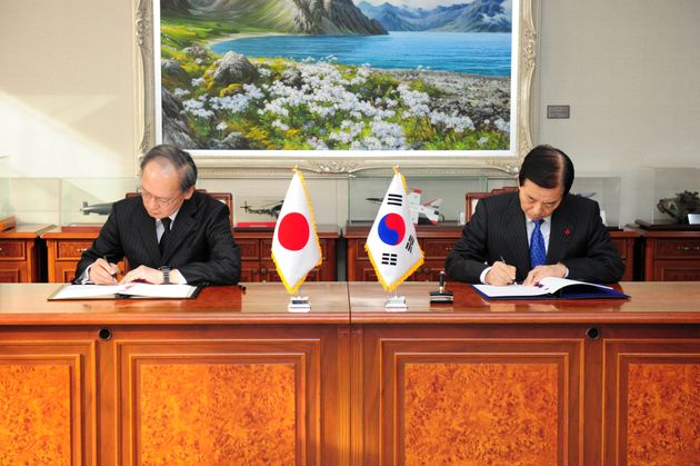 사진은 2016년 11월23일, 서울 국방부 청사에서 한민구 당시 국방장관(오른쪽)과 나가미네 야스마사 주한 일본대사가 '지소미아' 서명식을 갖는 모습. 