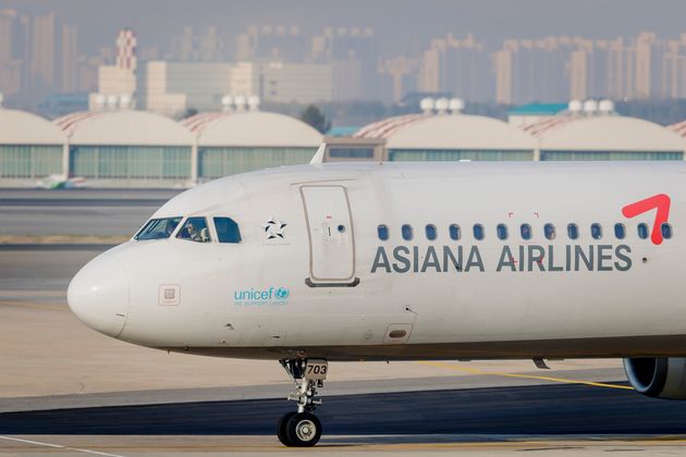 SEOUL, SOUTH KOREA - APRIL 17: An Asiana Airlines Airbus A321 taxis down the runway at Gimpo International Airport on 17 April 2018, in Seoul, South Korea. Korea's budget carriers are now expanding their presence against much larger and older airlines. According to the Ministry of Land, Infrastructure and Transport of South Korea, the number of passengers using budget carriers for overseas trips increased by 41 percent from the previous year, while those from major airlines declined by 1.9 percent. (Photo by S3studio/Getty Images)