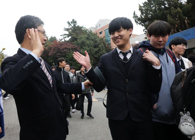2020학년도 대학수학능력시험을 하루 앞둔 13일 서울 용산구 용산고등학교에서 열린 수능 출정식에서 고3 수험생들이 선생님과 재학생들의 응원을 받으며 정문을 나서고 있다.