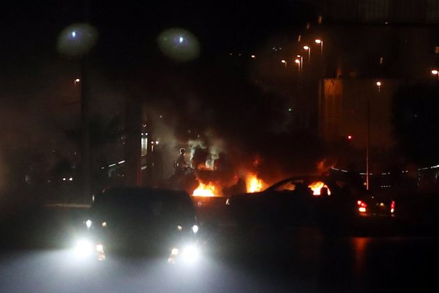 28일째 레바논 전국에서 반정부 시위가 벌어지고 있는 가운데 베이루트 국제공항에서 시내로 진입하는 도로가 시위대가 쌓아 태운 타이어 불길에 막혀 있다.