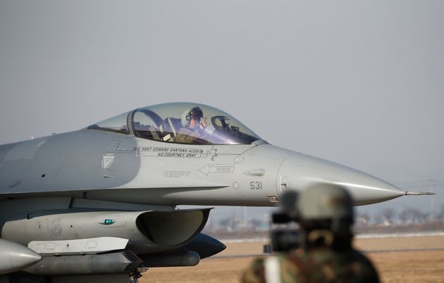 A US Air Force F-16 fighter jet takes part in a joint aerial drills called 'Vigilant Ace' between the US and South Korea at the Osan Air Base in Pyeongtaek on December 6, 2017.
The US and South Korea on December 4, kicked off their largest ever joint air exercise, an operation North Korea has labelled an 'all-out provocation', days after Pyongyang fired its most powerful intercontinental ballistic missile. / AFP PHOTO / POOL / KIM HONG-JI        (Photo credit should read KIM HONG-JI/AFP via Getty Images)