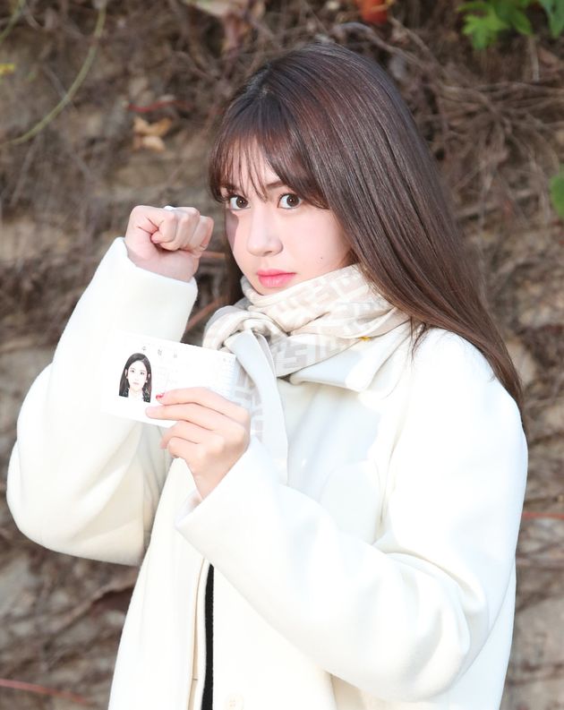 가수 전소미가 2020학년도 대학수학능력시험(수능)을 보기 위해 14일 오전 서울 송파구 가락고등학교로 들어가기 전 수험표를 들어 보이고 있다.