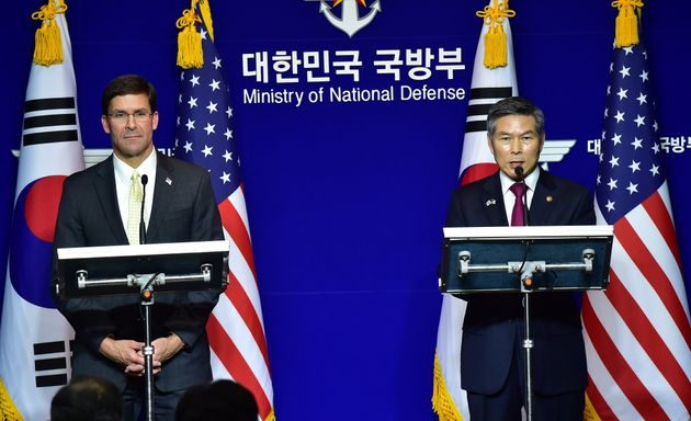 정경두 국방부 장관과 마크 에스퍼 미 국방부 장관이 15일 서울 용산구 국방부에서 제51차 한·미 안보협의회(SCM) 고위회담을 마친 뒤 공동 기자회견을 하고 있다.