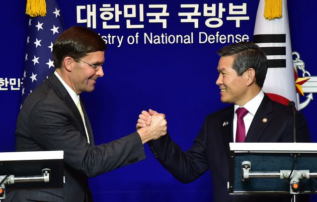정경두 국방부 장관과 마크 에스퍼 미 국방부 장관이 15일 서울 용산구 국방부에서 제51차 한·미 안보협의회(SCM) 고위회담을 마친 뒤 공동 기자회견을 하고 있다.