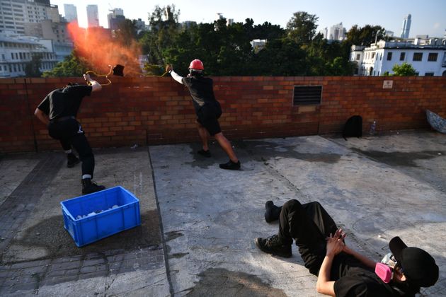 17일 홍콩 이공대에서 시위대가 새총을 이용해 벽돌을 던지고 있다.