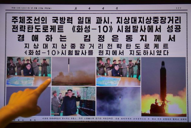 *본 기사와는 직접적인 관련이 없는 사진입니다. 사진 설명 : 2016년 6월 23일 무수단 미사일 발사 실험이 있은 다음 날, 서울의 한 시민이 컴퓨터 스크린에 뜬 북한 노동신문을 가리키고 있다.