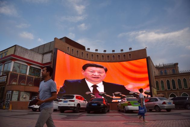 지난 6월 4일 신장 위구르 자치구의 카스가얼의 한 대형 스크린에 시진핑 주석의 모습이 방송되고 있다. 