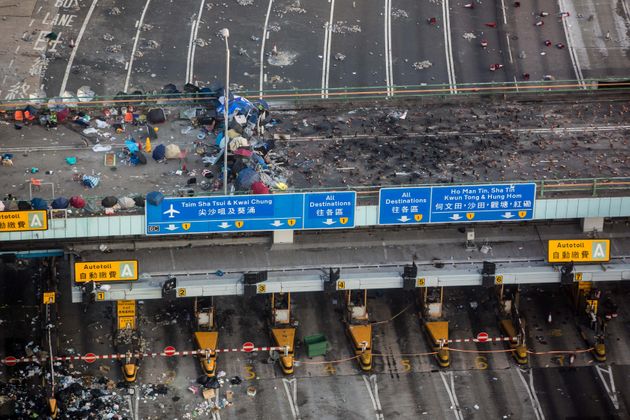A general view shows a barricade that was the sight of clashes between protesters and police on a bridge over the road leading to the Cross Harbour Tunnel, next to Hong Kong Polytechnic University in Hung Hom district of Hong Kong on November 18, 2019. - A large fire burned near an entrance to a besieged Hong Kong campus on Monday morning after protesters threw Molotov cocktails to fend off a police advance on the university, according to AFP reporters at the scene. Police have encircled hundreds of protesters dug in at Hong Kong Polytechnic University since late Sunday, declaring the area a 'riot' zone and threatening to breach barricades built by pro-democracy protesters. (Photo by DALE DE LA REY / AFP) (Photo by DALE DE LA REY/AFP via Getty Images)