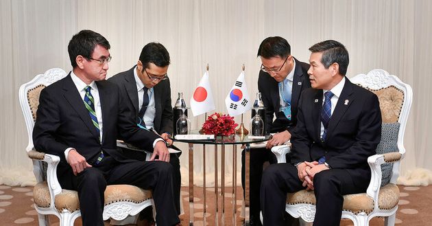 정경두 국방장관이 2019년 11월17일 타이 방콕 아바니 리버사이트 호텔에서 고노 다로 일본 방위상과 한일 국방장관회담을 하고 있다.