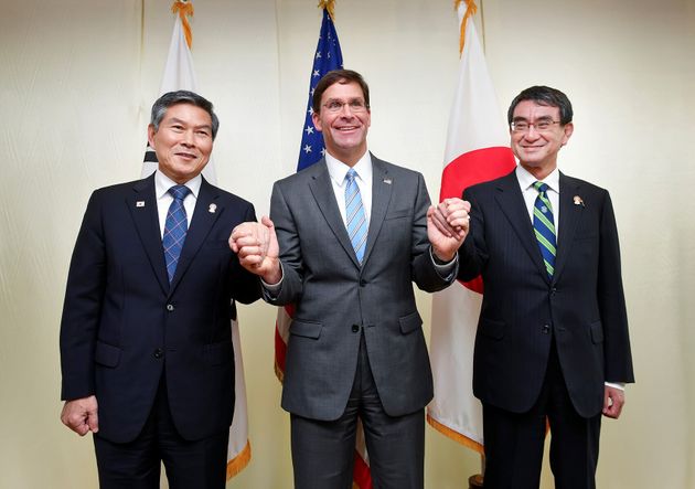 한국과 미국, 일본 국방장관이 태국 방콕 아바니 리버사이드 호텔에서 회담을 마친 뒤 포즈를 취하고 있다. 2019년 11월17일.