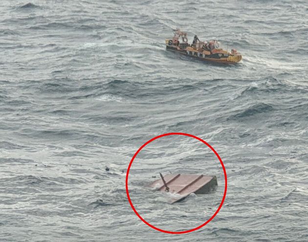 19일 오전 제주 해상에서 어선에서 화재가 발생해 전소됐다. 사진 속 붉은 색 원 안이 침몰한 어선의 모습이다.