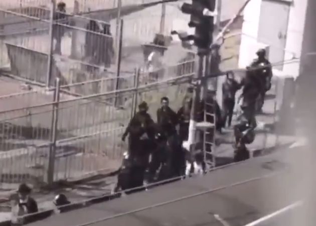 홍콩 시위대가 중국으로 가는 기차에 태워지는 장면이라며 올라 온 영상.